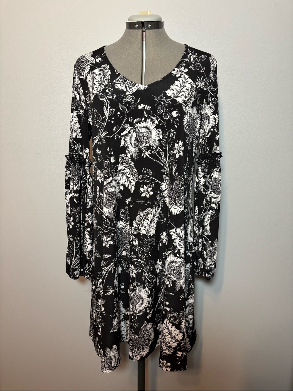 Karen Kane Black & White Floral V-Neck Long Sleeve Dress - Large